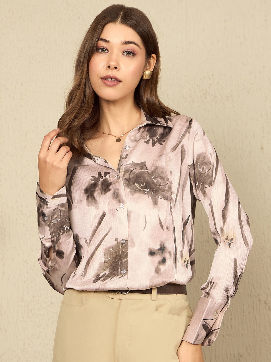 The Roadster Lifestyle Co. Women Spread Collar Abstract Printed Silk Casual Shirt, Off white
The Roadster Lifestyle Co. Women Spread Collar Abstract Printed Silk Casual Shirt, Off white