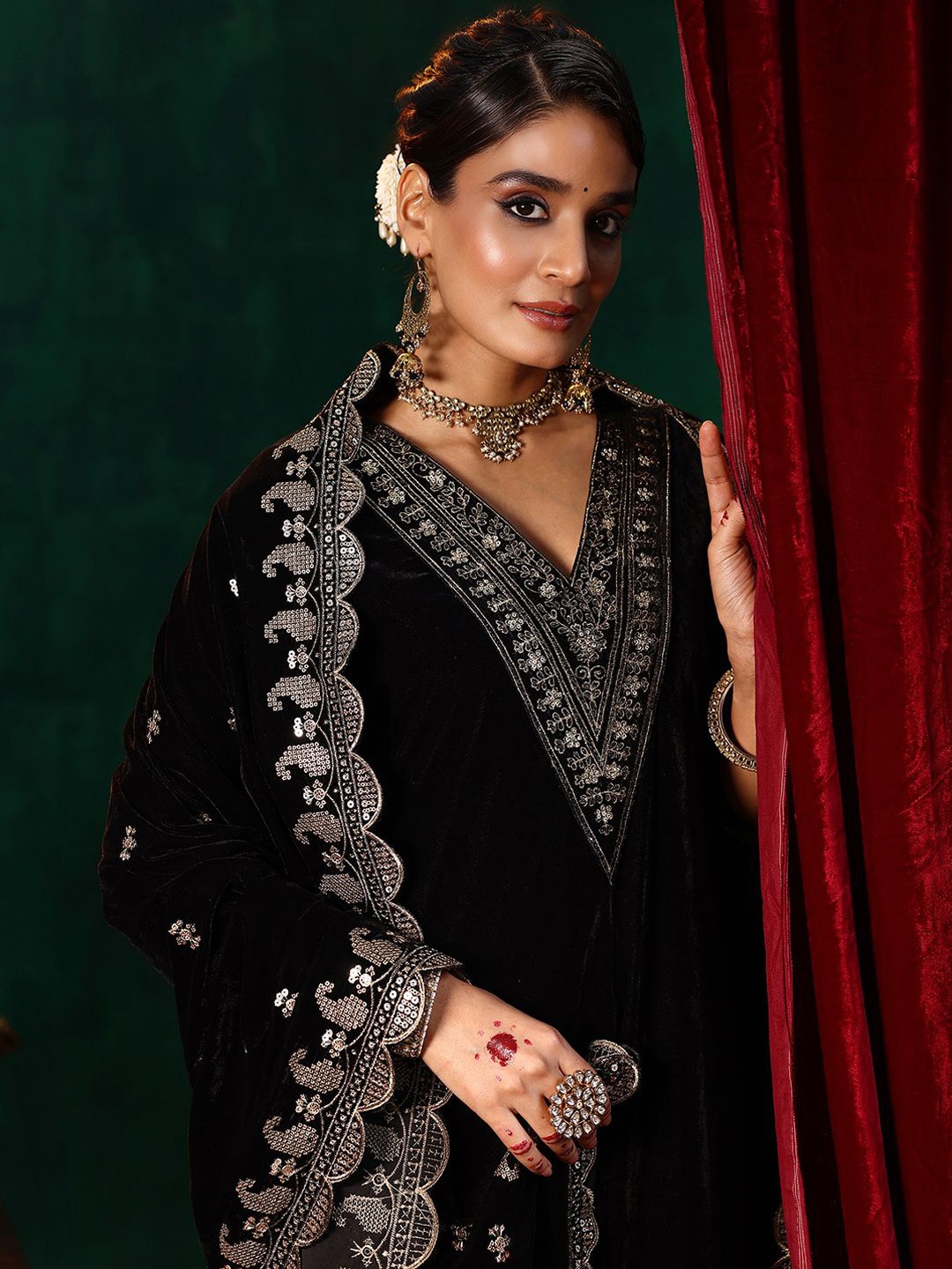 Libas Floral Yoke Design Straight Sequinned Velvet Kurta with Trousers & Dupatta, Black
Libas Floral Yoke Design Straight Sequinned Velvet Kurta with Trousers & Dupatta, Black