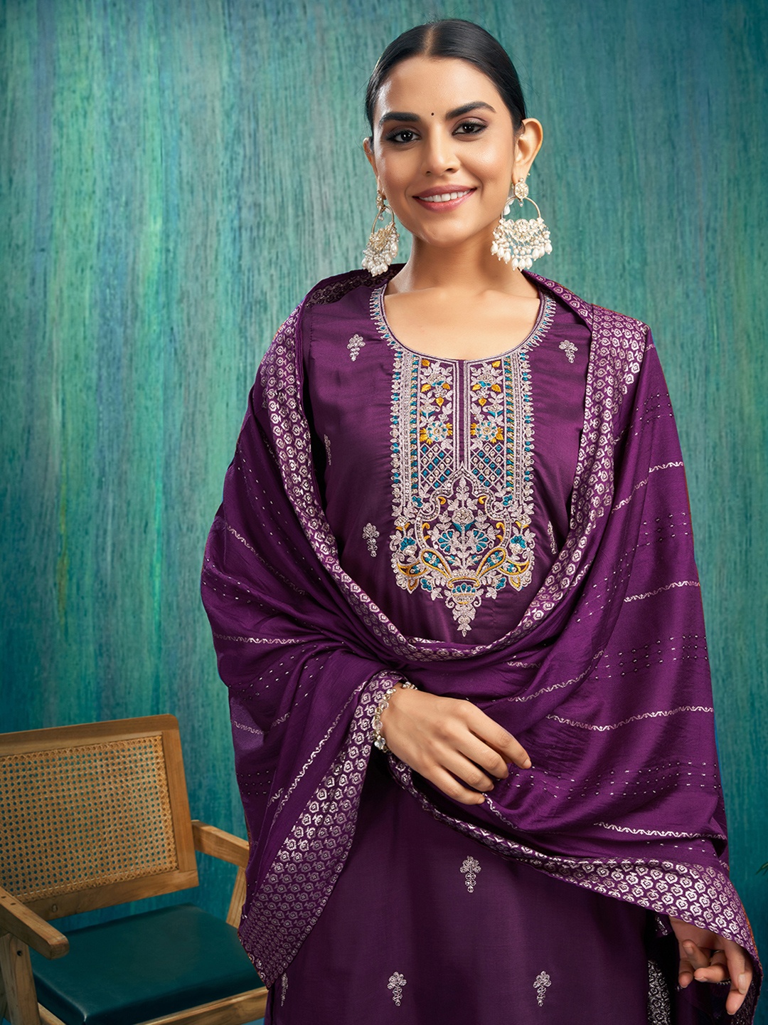 KALINI Ethnic Motifs Embroidered Straight Thread Work Kurta with Trousers & Dupatta, Purple
KALINI Ethnic Motifs Embroidered Straight Thread Work Kurta with Trousers & Dupatta, Purple