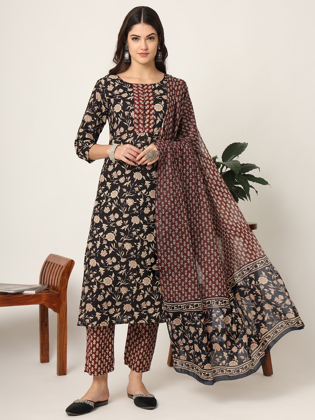 Yufta Floral Printed Round Neck Regular Pure Cotton Kurta With Trouser With Dupatta, Black
Yufta Floral Printed Round Neck Regular Pure Cotton Kurta With Trouser With Dupatta, Black