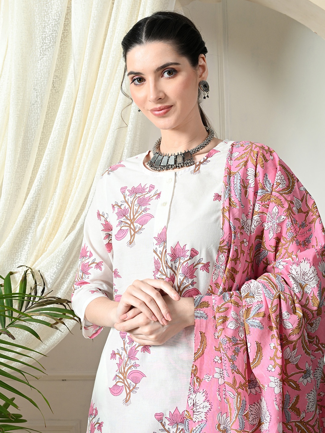 TOP 30 Floral Printed Round Neck Three-Quarter Sleeves Kurta With Trouser With Dupatta, Pink
TOP 30 Floral Printed Round Neck Three-Quarter Sleeves Kurta With Trouser With Dupatta, Pink