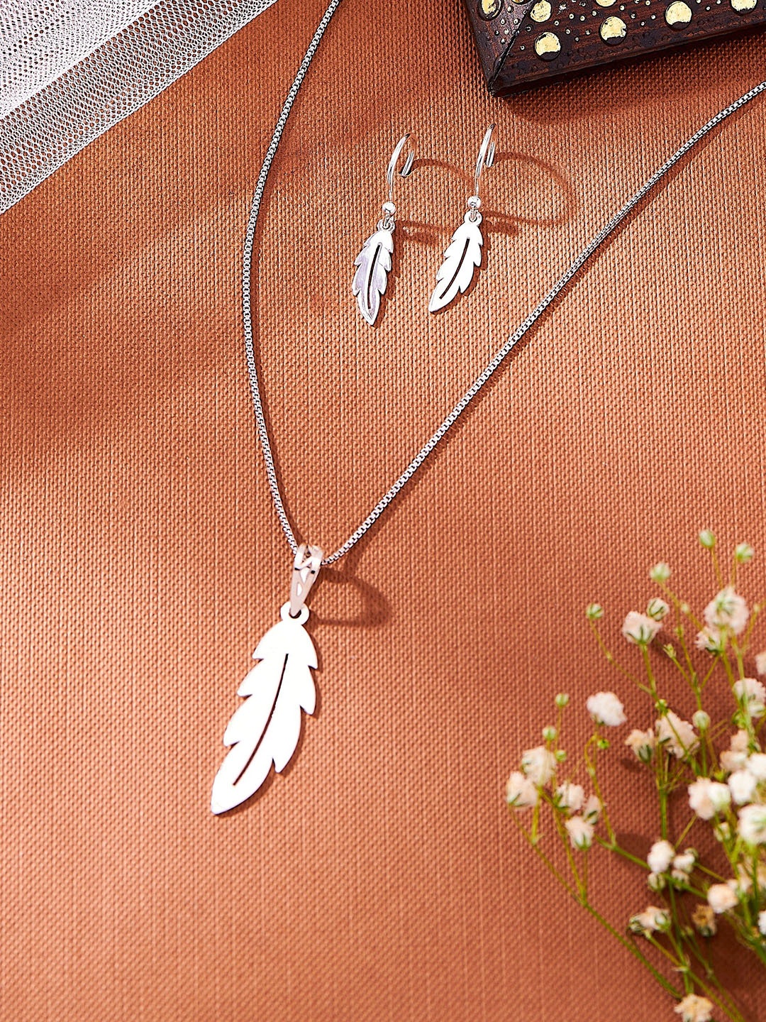 Nipura 925 Sterling Silver Rhodium-Plated Contemporary Leaf Laser Cut Hoop Earrings
Nipura 925 Sterling Silver Rhodium-Plated Contemporary Leaf Laser Cut Hoop Earrings