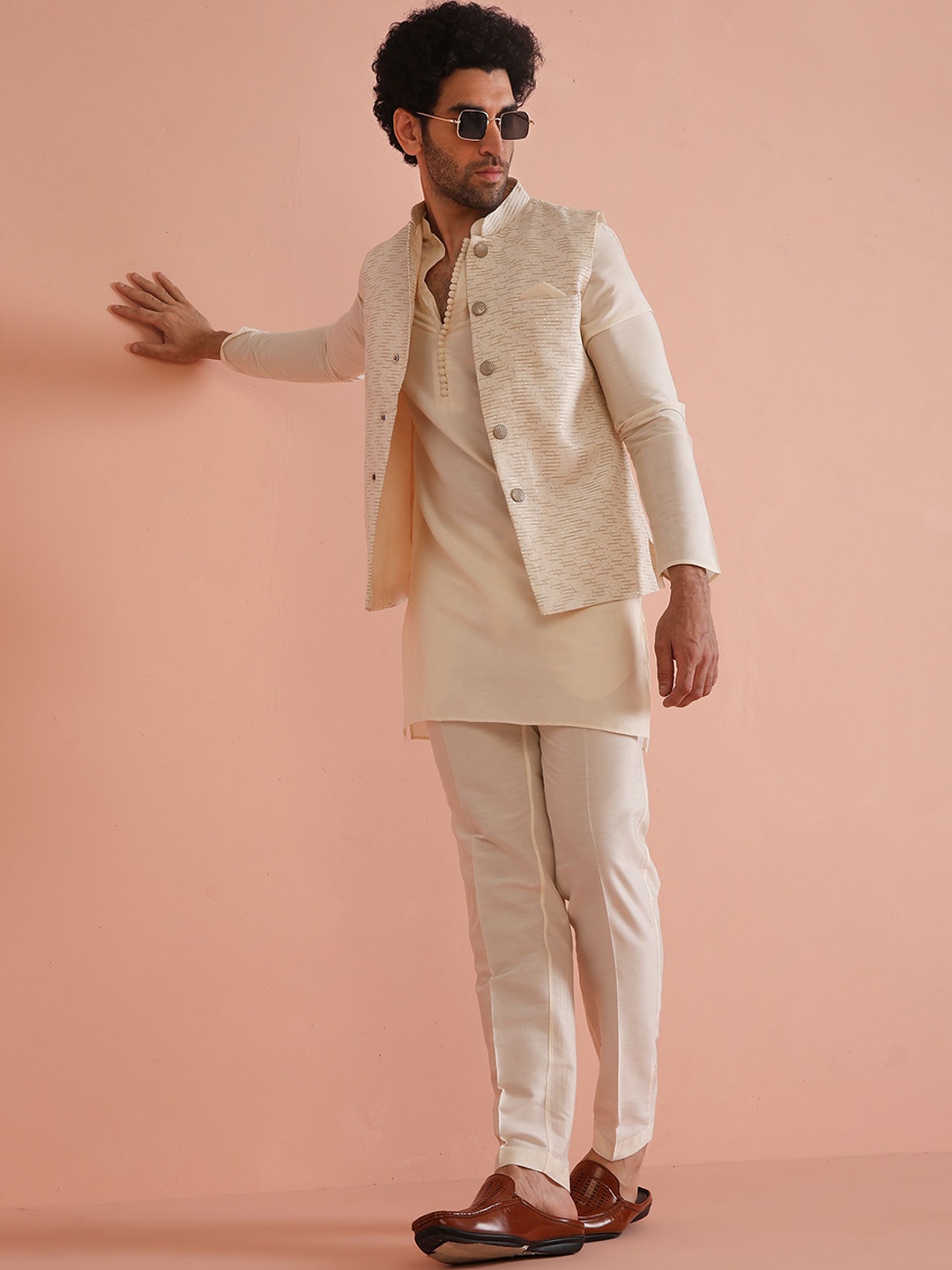 KISAH Striped Embroidered Mandarin Collar Straight Kurta With Trousers & Jacket, White
KISAH Striped Embroidered Mandarin Collar Straight Kurta With Trousers & Jacket, White