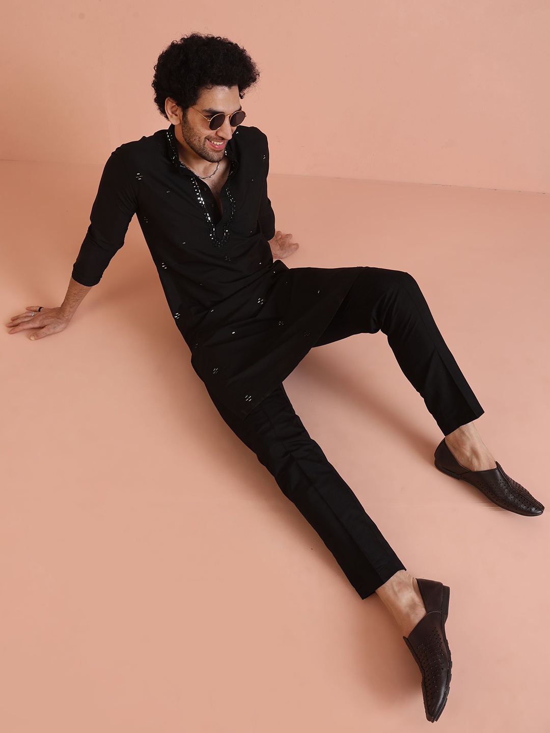 KISAH Geometric Embroidered Mirror Work Mandarin Collar Straight Kurta with Trousers, Black
KISAH Geometric Embroidered Mirror Work Mandarin Collar Straight Kurta with Trousers, Black