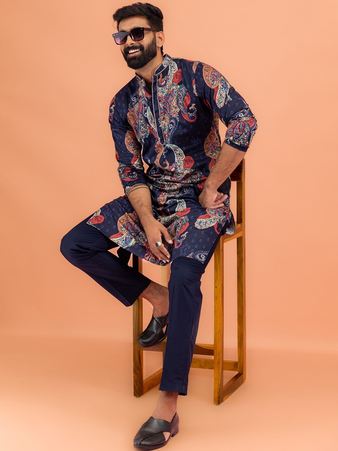 KISAH Abstract Printed Thread Work Mandarin Collar Straight Kurta with Trousers, Navy blue
KISAH Abstract Printed Thread Work Mandarin Collar Straight Kurta with Trousers, Navy blue