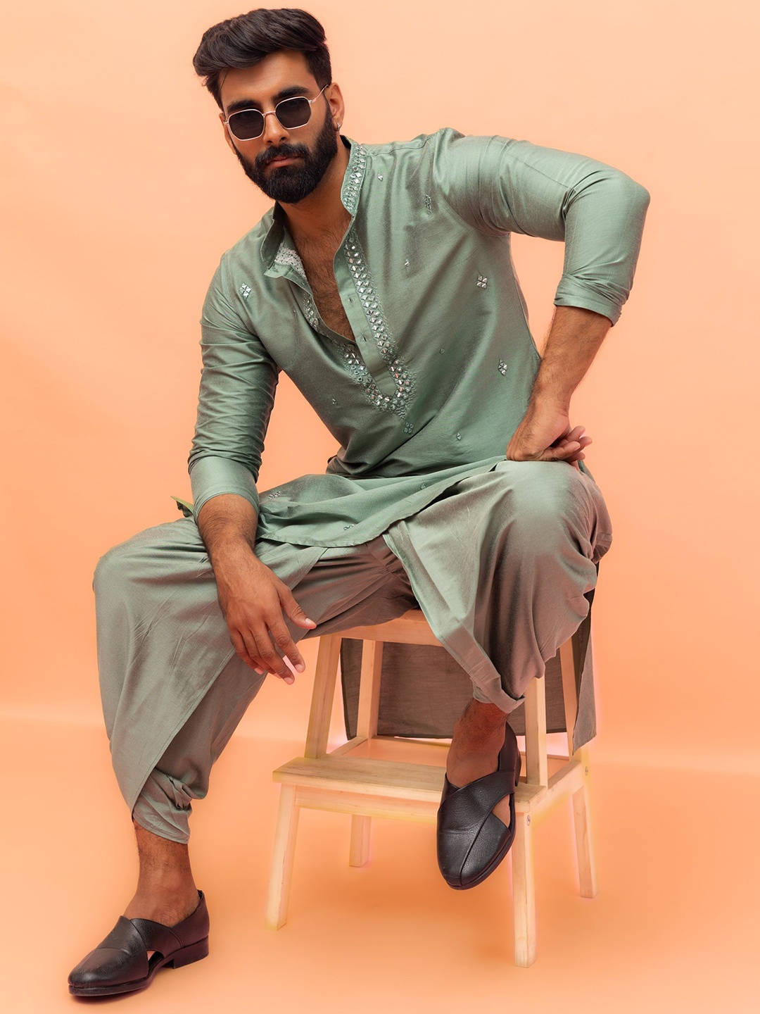 KISAH Geometric Embroidered Mirror Work Mandarin Collar Straight Kurta with Dhoti Pants, Green
KISAH Geometric Embroidered Mirror Work Mandarin Collar Straight Kurta with Dhoti Pants, Green