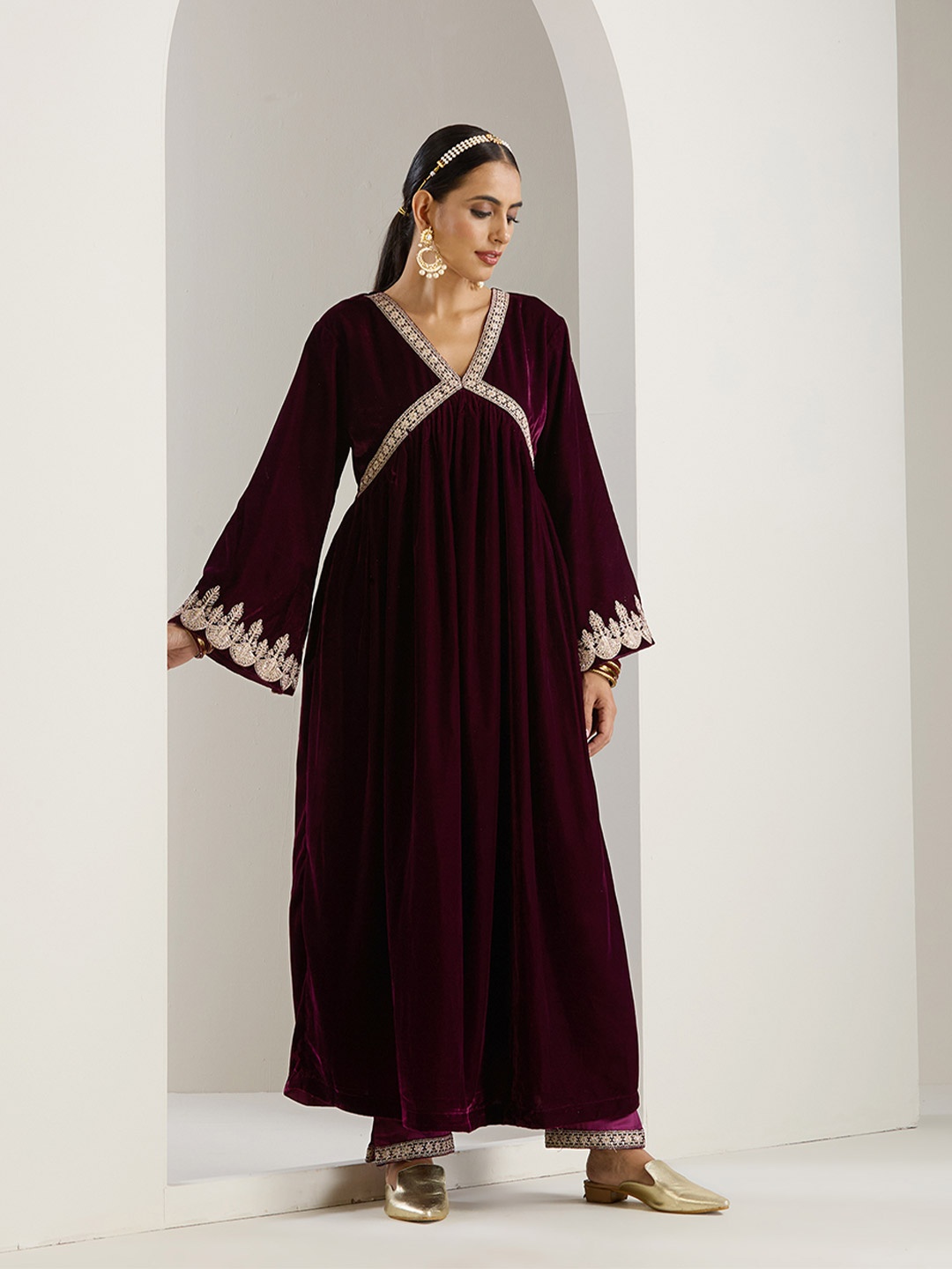 Ishin Purple Ethnic Motifs Embroidered Flared Sleeves Velvet A-Line Kurta With Trousers
Ishin Purple Ethnic Motifs Embroidered Flared Sleeves Velvet A-Line Kurta With Trousers