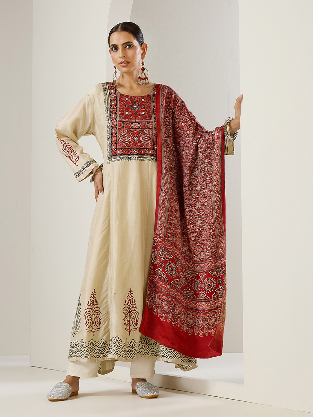 Ishin Ethnic Motifs Printed Regular Anarkali Kurta with Trousers & Dupatta, Off white
Ishin Ethnic Motifs Printed Regular Anarkali Kurta with Trousers & Dupatta, Off white