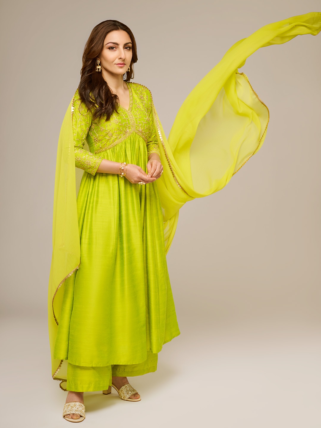 House of Pataudi Yoke Design Empire Sequinned Jashn Kurta With Palazzos & With Dupatta, Green
House of Pataudi Yoke Design Empire Sequinned Jashn Kurta With Palazzos & With Dupatta, Green