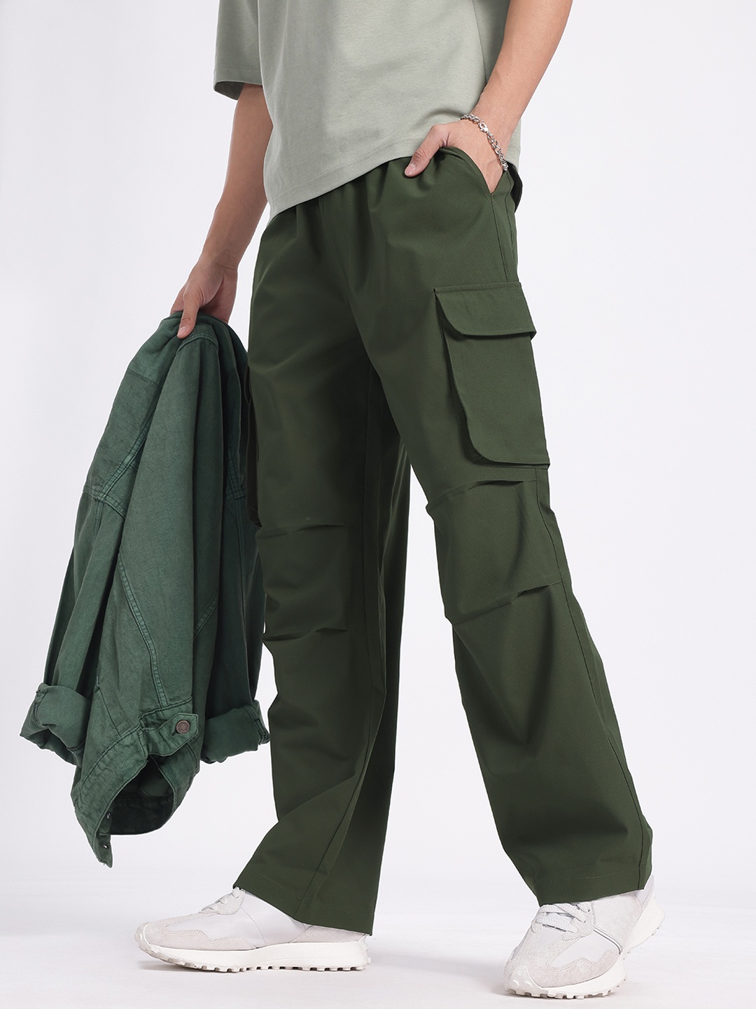 glitchez Men Comfortably On-Trend Self-Checked Relaxed Fit Cargo-Style Trousers, Green
glitchez Men Comfortably On-Trend Self-Checked Relaxed Fit Cargo-Style Trousers, Green