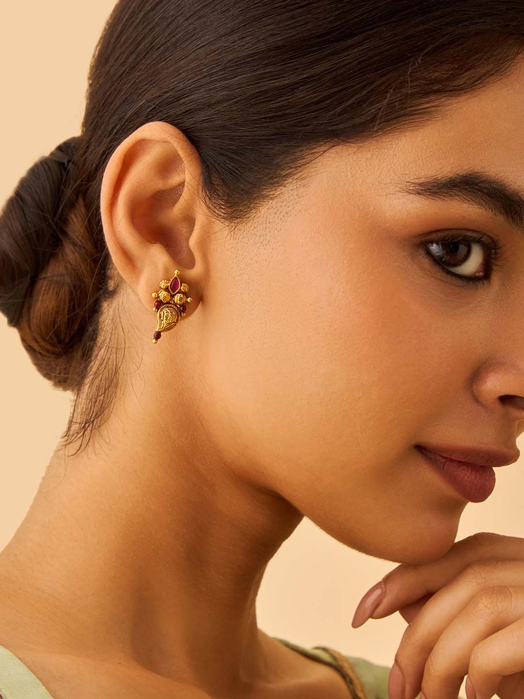 Kushal's Fashion Jewellery Gold-Plated 92.5 Pure Silver Paisley Shaped Stone Studded Studs
Kushal's Fashion Jewellery Gold-Plated 92.5 Pure Silver Paisley Shaped Stone Studded Studs