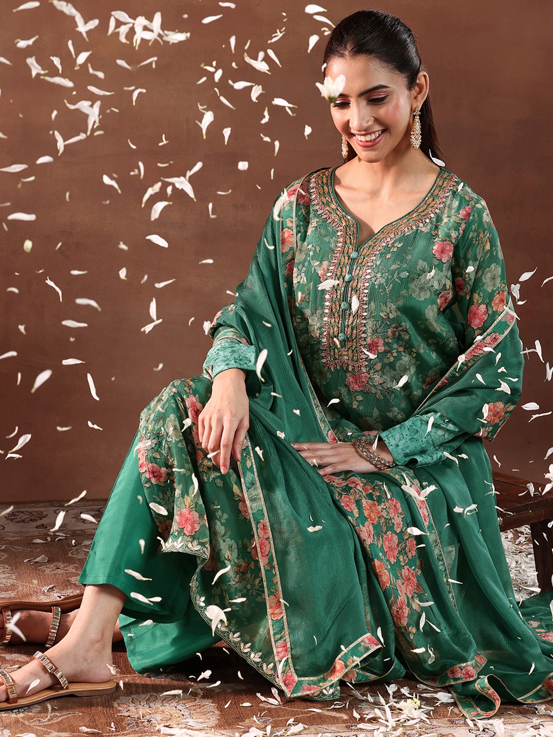Libas Green and Pink Floral Printed Gotta Patti Silk Chiffon Kurta with Trouser & Dupatta
Libas Green and Pink Floral Printed Gotta Patti Silk Chiffon Kurta with Trouser & Dupatta