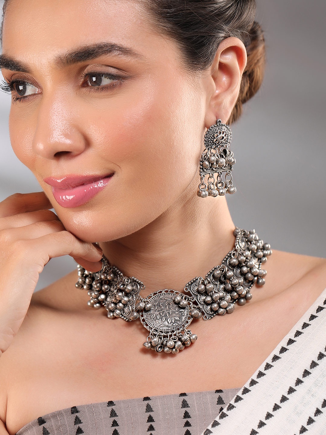 Rubans Oxidized Silver-Plated Floral Engraved Choker Necklace Set with Circular Pendant
Rubans Oxidized Silver-Plated Floral Engraved Choker Necklace Set with Circular Pendant