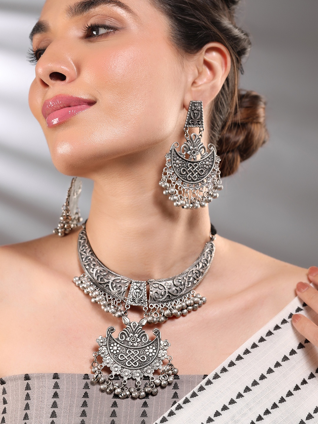 Rubans Oxidized Silver-Plated Floral Details Crescent Choker Necklace Set with Silver Bead
Rubans Oxidized Silver-Plated Floral Details Crescent Choker Necklace Set with Silver Bead