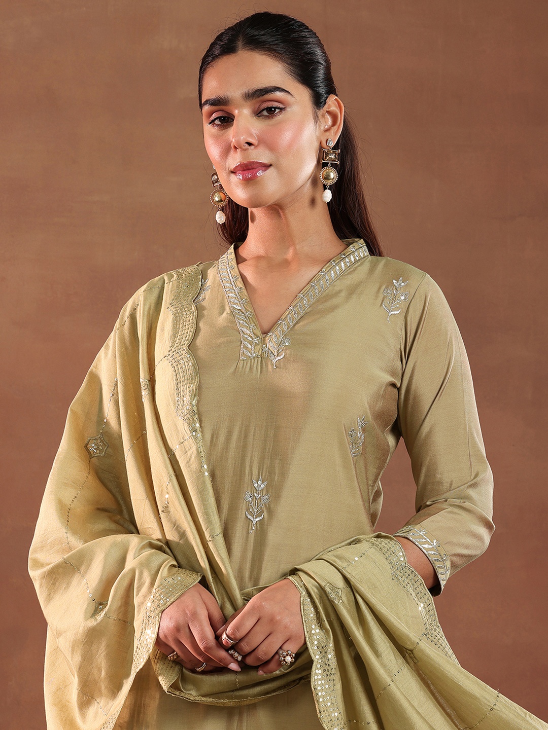 Libas Floral Embroidered Sequinned V-Neck Straight Kurta with Trousers & Dupatta, Gold
Libas Floral Embroidered Sequinned V-Neck Straight Kurta with Trousers & Dupatta, Gold