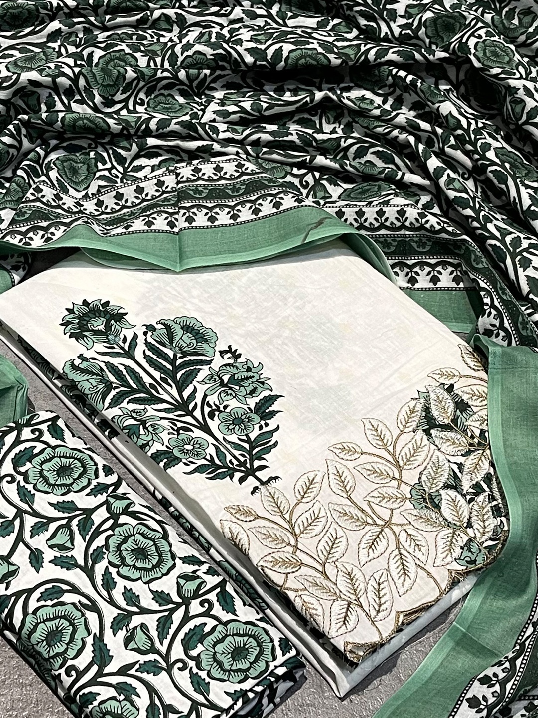 SALWAR STUDIO Floral Printed Thread Work Pure Cotton Unstitched Dress Material, White
SALWAR STUDIO Floral Printed Thread Work Pure Cotton Unstitched Dress Material, White
