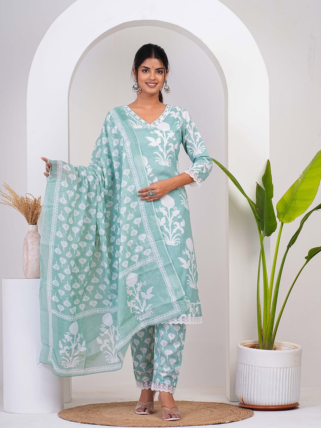 PrettyNight Floral Printed Pure Cotton Straight Kurta With Trousers & Dupatta, Green
PrettyNight Floral Printed Pure Cotton Straight Kurta With Trousers & Dupatta, Green