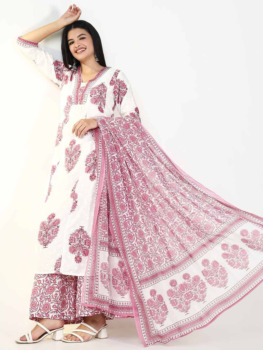 SHOWOFF Floral Printed Pleated Sequinned Straight Kurta with Palazzos & Dupatta, Pink
SHOWOFF Floral Printed Pleated Sequinned Straight Kurta with Palazzos & Dupatta, Pink