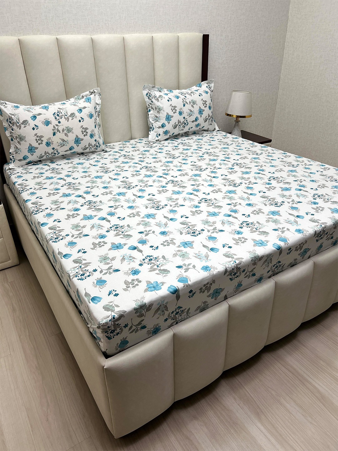 Pure Decor Royal Passion White 380 TC Pure Cotton Queen Bedsheet Set-2.29 m x 2.54 m
Pure Decor Royal Passion White 380 TC Pure Cotton Queen Bedsheet Set-2.29 m x 2.54 m
