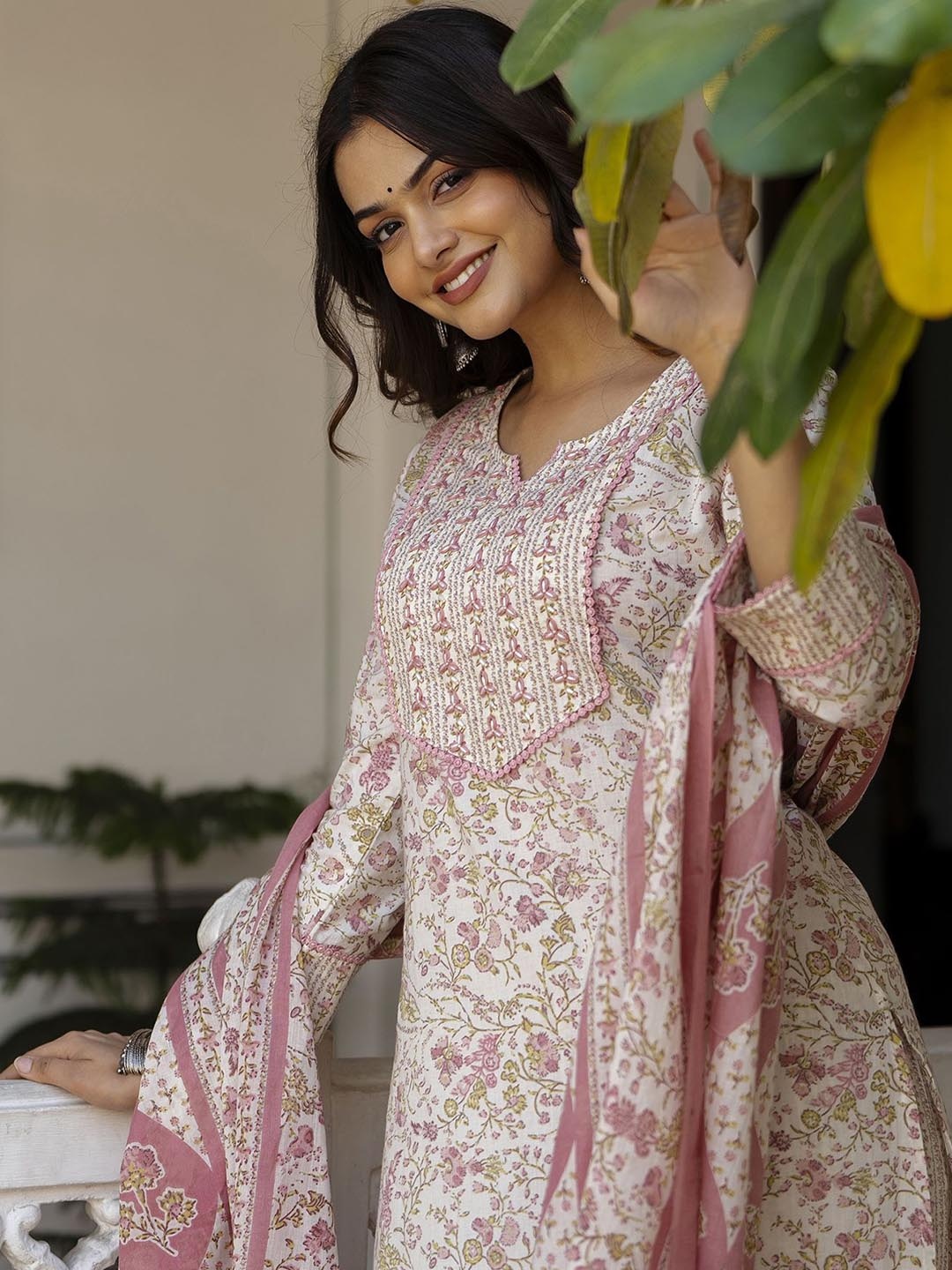 EthniFlair Women Floral Printed Regular Thread Work Pure Cotton Kurta with Trousers & With Dupatta, White
EthniFlair Women Floral Printed Regular Thread Work Pure Cotton Kurta with Trousers & With Dupatta, White