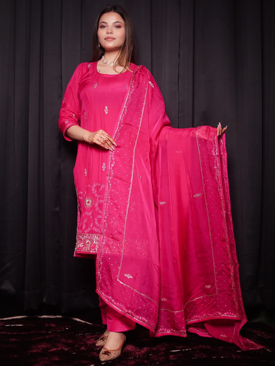 ZARIKALI Women Floral Embroidered Regular Sequinned Kurta with Trousers & With Dupatta, Magenta
ZARIKALI Women Floral Embroidered Regular Sequinned Kurta with Trousers & With Dupatta, Magenta