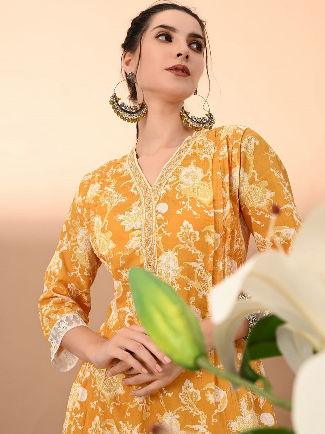 DHROOV TARA Women Floral Printed Regular Thread Work Kurta with Harem Pants, Mustard
DHROOV TARA Women Floral Printed Regular Thread Work Kurta with Harem Pants, Mustard