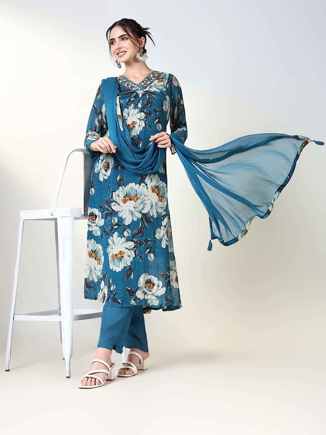 SHOWOFF Women Floral Printed Empire Thread Work Kurta with Trousers & With Dupatta, Blue
SHOWOFF Women Floral Printed Empire Thread Work Kurta with Trousers & With Dupatta, Blue