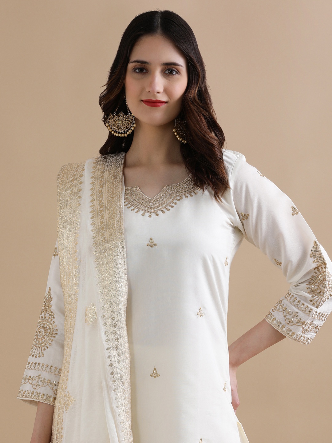 Jaipur Kurti Women Ethnic Motifs Embroidered Regular Thread Work Chanderi Cotton Kurta with Trousers & With, Off white
Jaipur Kurti Women Ethnic Motifs Embroidered Regular Thread Work Chanderi Cotton Kurta with Trousers & With, Off white