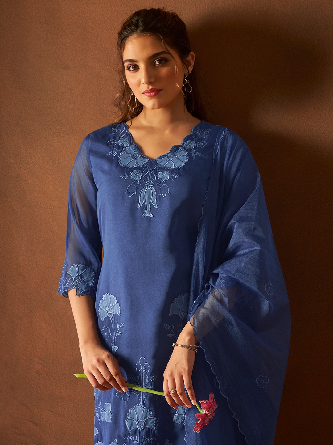Ishin Women Floral Embroidered Regular Kurta with Trousers & With Dupatta, Blue
Ishin Women Floral Embroidered Regular Kurta with Trousers & With Dupatta, Blue