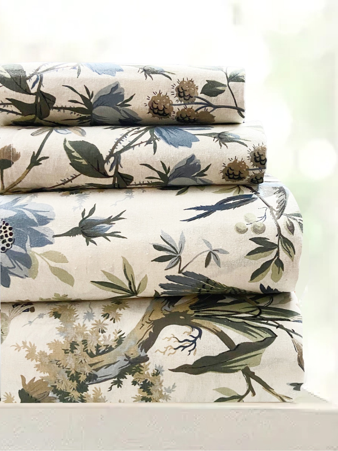 SAJAVAT White & Blue Floral 500 TC King Bedsheet with 2 Pillow Covers 2.43 m x 2.64 m
SAJAVAT White & Blue Floral 500 TC King Bedsheet with 2 Pillow Covers 2.43 m x 2.64 m