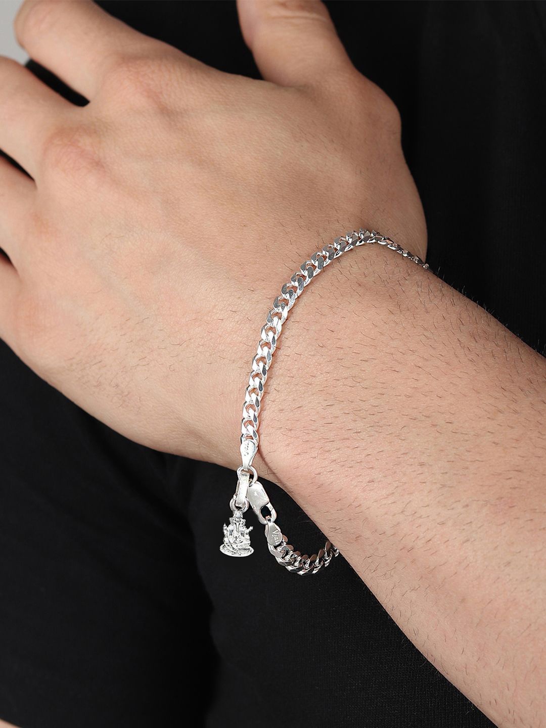AKSHAT SAPPHIRE Men 92.5 Sterling Silver-Plated Ganesh ji Pendant With Charm Bracelet
AKSHAT SAPPHIRE Men 92.5 Sterling Silver-Plated Ganesh ji Pendant With Charm Bracelet