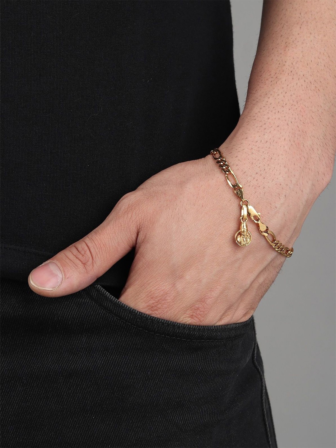 AKSHAT SAPPHIRE Men 92.5 Sterling Silver Gold-Plated Sai Baba Pendant With Link Bracelet
AKSHAT SAPPHIRE Men 92.5 Sterling Silver Gold-Plated Sai Baba Pendant With Link Bracelet