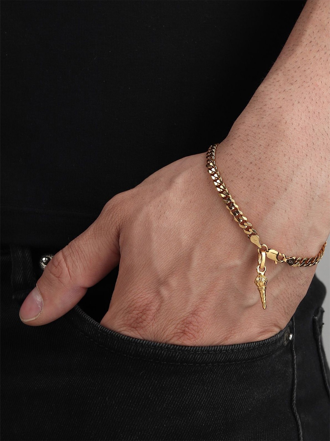 AKSHAT SAPPHIRE Men 925 Sterling Silver Gold-Plated Gada Symbol Pendant Link Bracelet
AKSHAT SAPPHIRE Men 925 Sterling Silver Gold-Plated Gada Symbol Pendant Link Bracelet