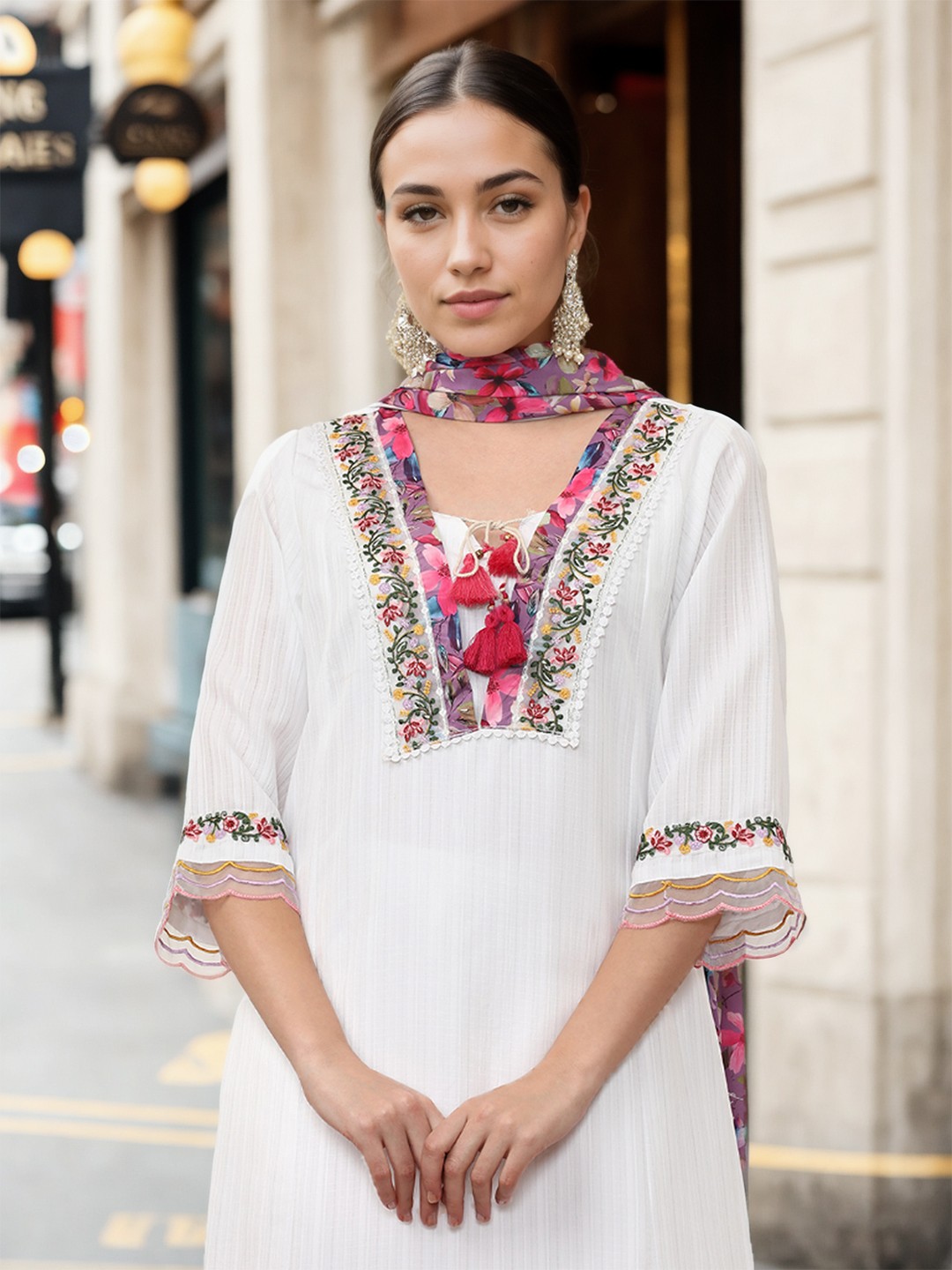 Jaipur Kurti Women Floral Embroidered Regular Thread Work Chanderi Silk Kurta with Trousers & With Dupatta, White
Jaipur Kurti Women Floral Embroidered Regular Thread Work Chanderi Silk Kurta with Trousers & With Dupatta, White