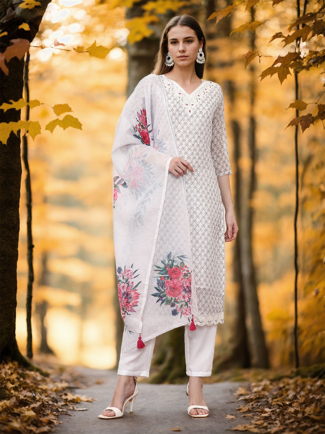 Jaipur Kurti Women Floral Embroidered Regular Thread Work Kurta with Trousers & With Dupatta, White
Jaipur Kurti Women Floral Embroidered Regular Thread Work Kurta with Trousers & With Dupatta, White