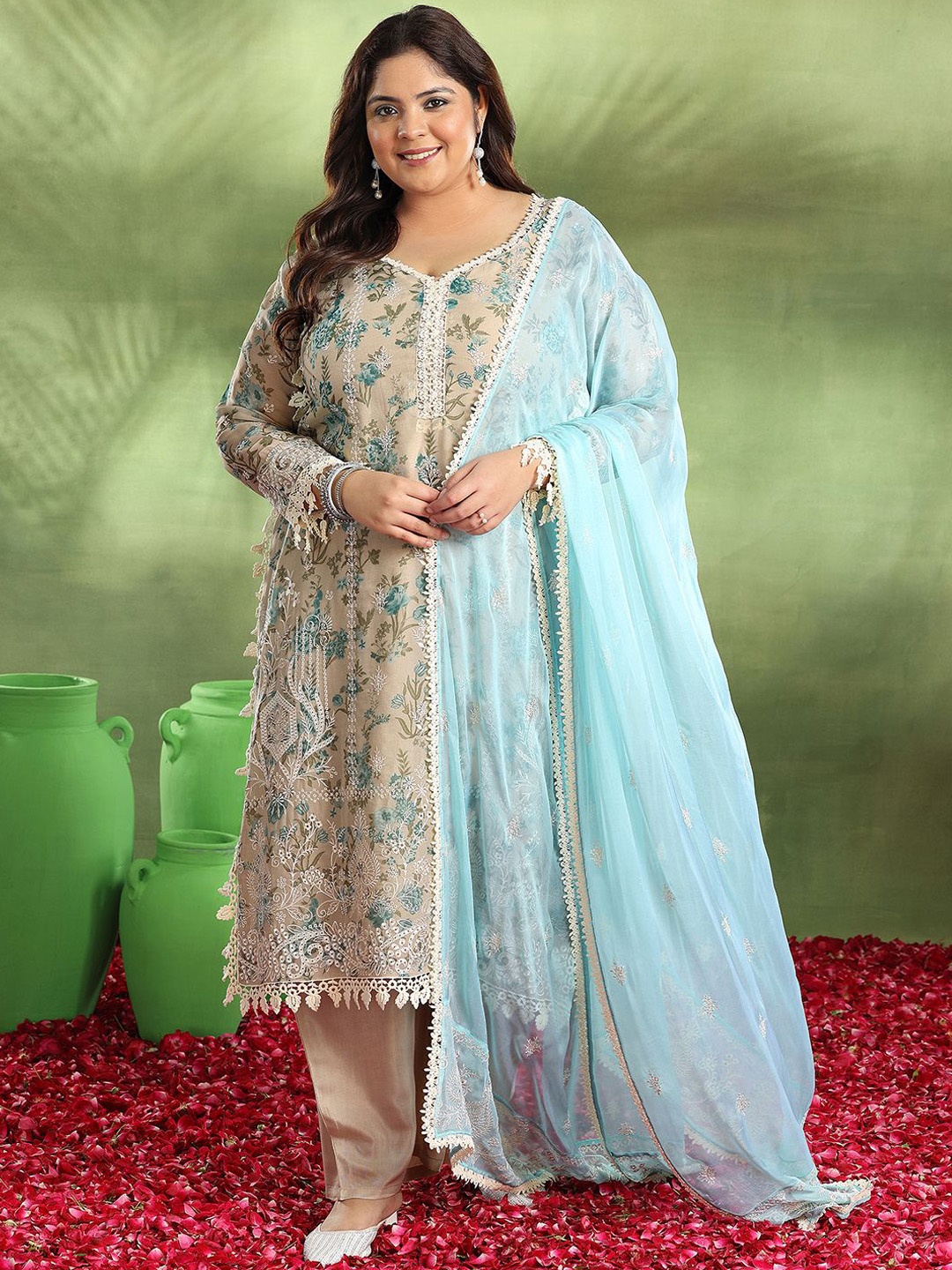 EXTRA LOVE BY LIBAS Plus Size Floral Printed Kurta with Trousers & With Dupatta, Grey
EXTRA LOVE BY LIBAS Plus Size Floral Printed Kurta with Trousers & With Dupatta, Grey