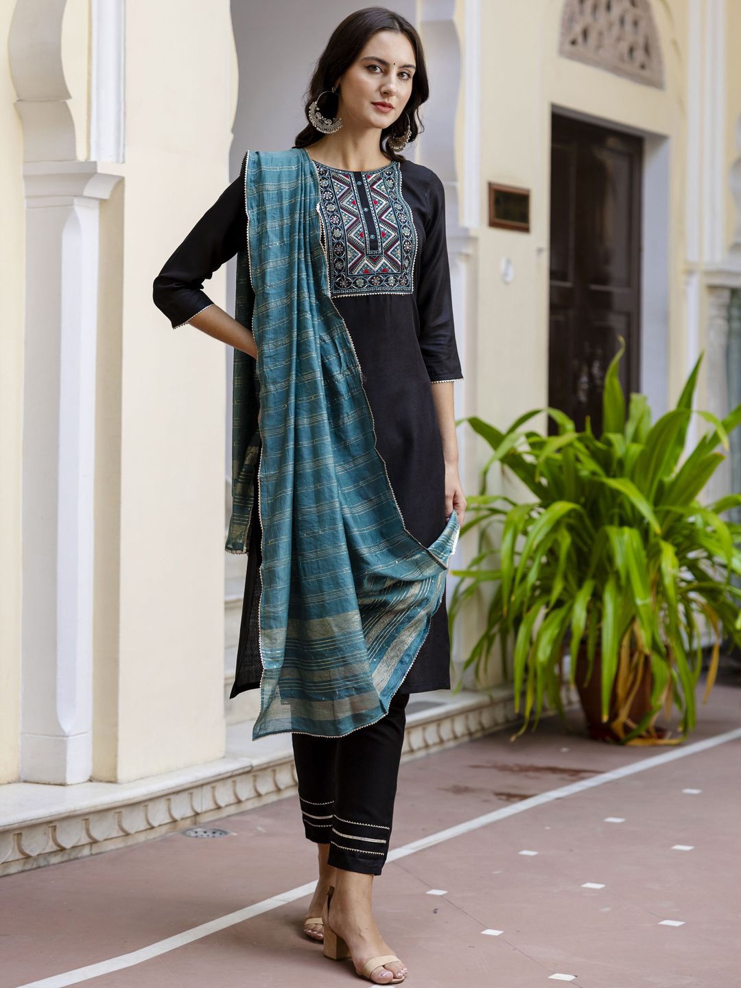 VredeVogel Geometric Embroidered Regular Sequinned Straight Kurta & Trouser With Dupatta, Black
VredeVogel Geometric Embroidered Regular Sequinned Straight Kurta & Trouser With Dupatta, Black