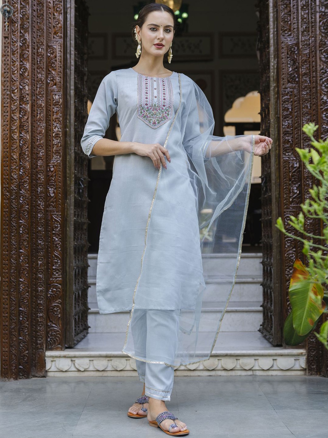VredeVogel Floral Embroidered Round Neck Regular Straight Kurta With Trouser With Dupatta, Grey
VredeVogel Floral Embroidered Round Neck Regular Straight Kurta With Trouser With Dupatta, Grey