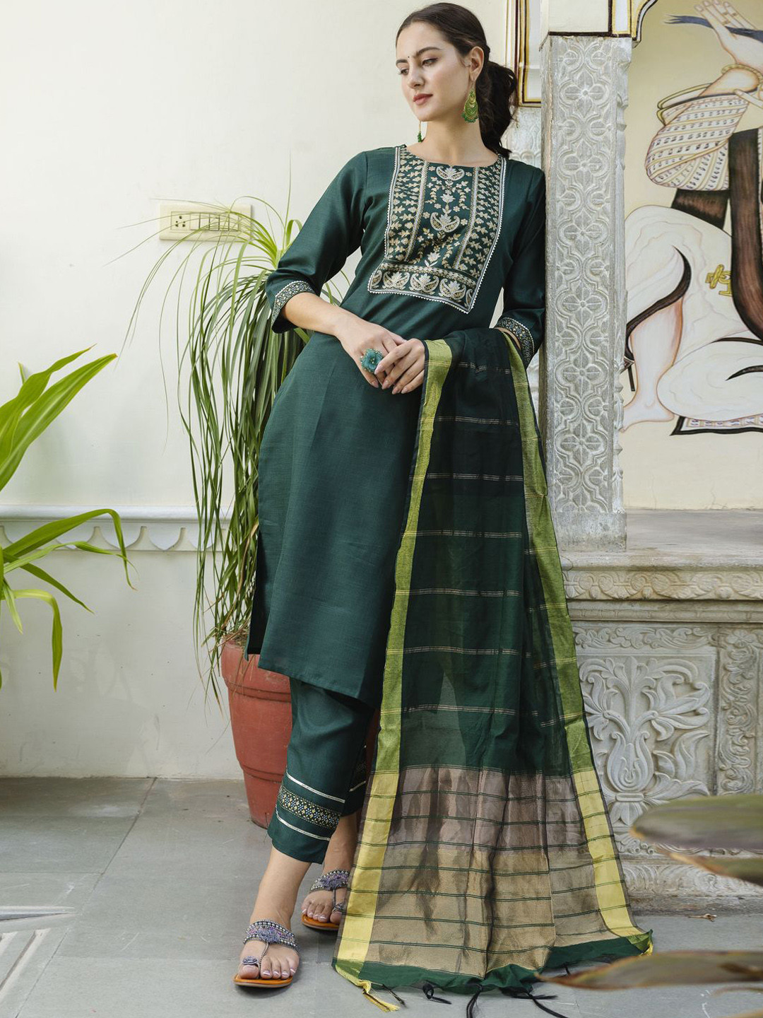 VredeVogel Paisley Printed Round Neck Regular Straight Kurta With Trouser With Dupatta, Green
VredeVogel Paisley Printed Round Neck Regular Straight Kurta With Trouser With Dupatta, Green