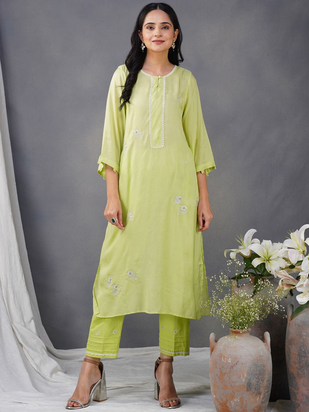 zuri Floral Embroidered Keyhole Neck Three-Quarter Sleeves Regular Cotton Silk Kurta, Green
zuri Floral Embroidered Keyhole Neck Three-Quarter Sleeves Regular Cotton Silk Kurta, Green