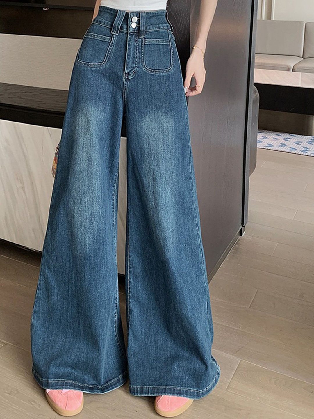 LULU & SKY Women Cotton Straight Fit High-Rise Mildly Distressed Light Fade Jeans, Blue
LULU & SKY Women Cotton Straight Fit High-Rise Mildly Distressed Light Fade Jeans, Blue