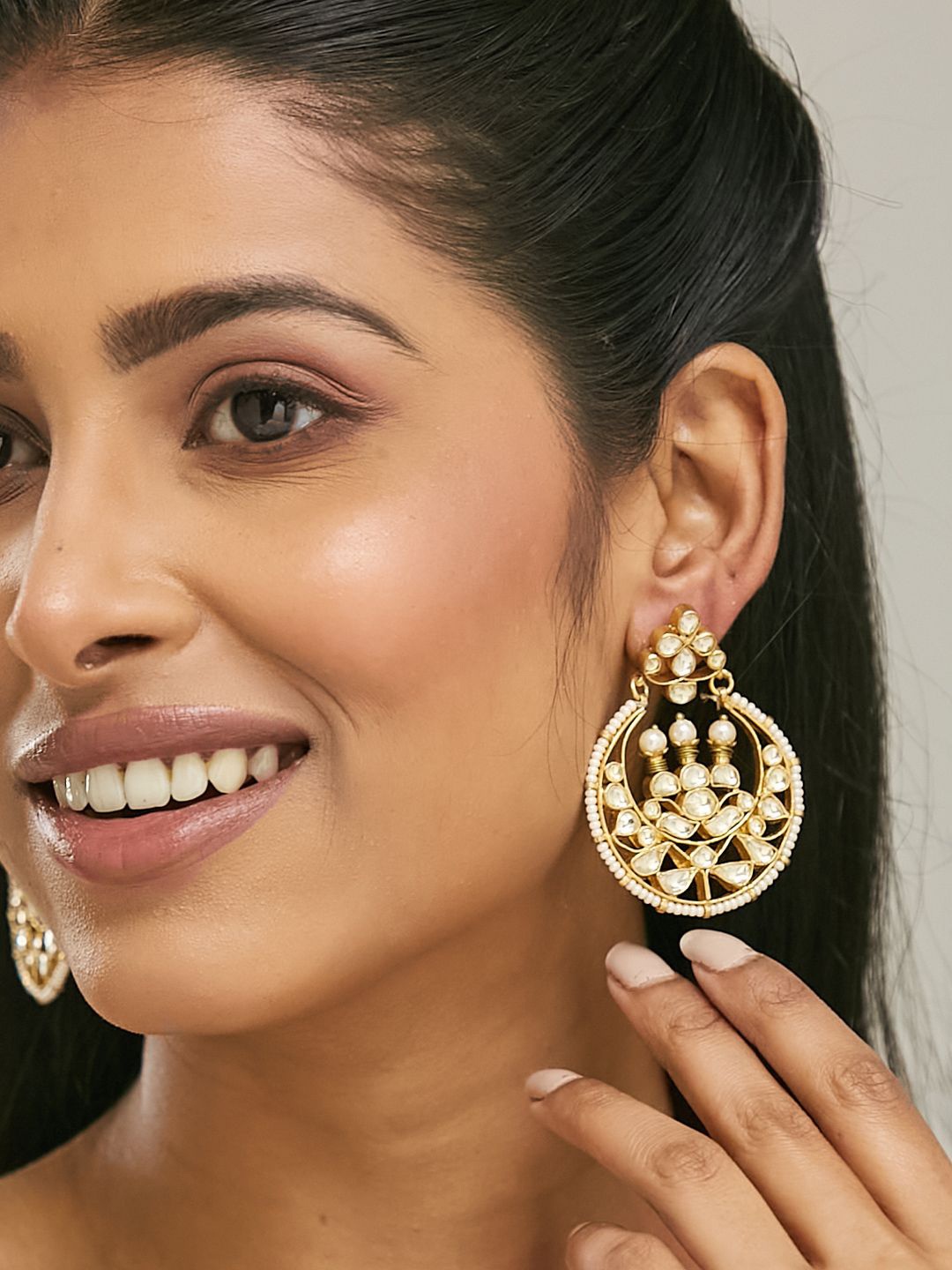 Yinara Elegant Gold-Plated Kundan Stone Studded & Pearls Beaded Circular Chandbalis
Yinara Elegant Gold-Plated Kundan Stone Studded & Pearls Beaded Circular Chandbalis