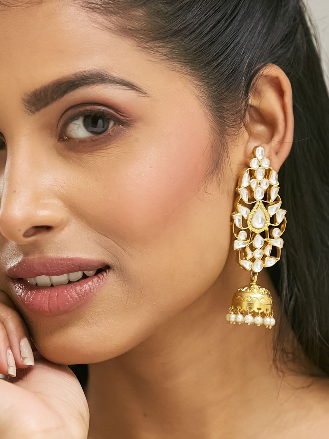 Yinara Elegant Gold-Plated Kundan Stone Studded & Pearls Beaded Dome Shaped Jhumkas
Yinara Elegant Gold-Plated Kundan Stone Studded & Pearls Beaded Dome Shaped Jhumkas