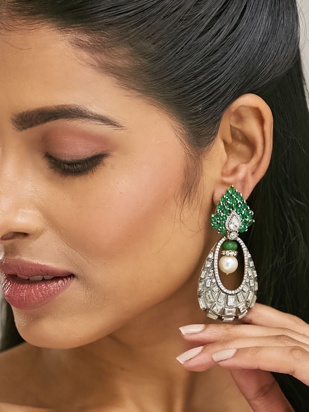 Yinara Gold-Plated Zircon Stone Studded & Pearls Beaded Teardrop Shaped Drop Earrings
Yinara Gold-Plated Zircon Stone Studded & Pearls Beaded Teardrop Shaped Drop Earrings