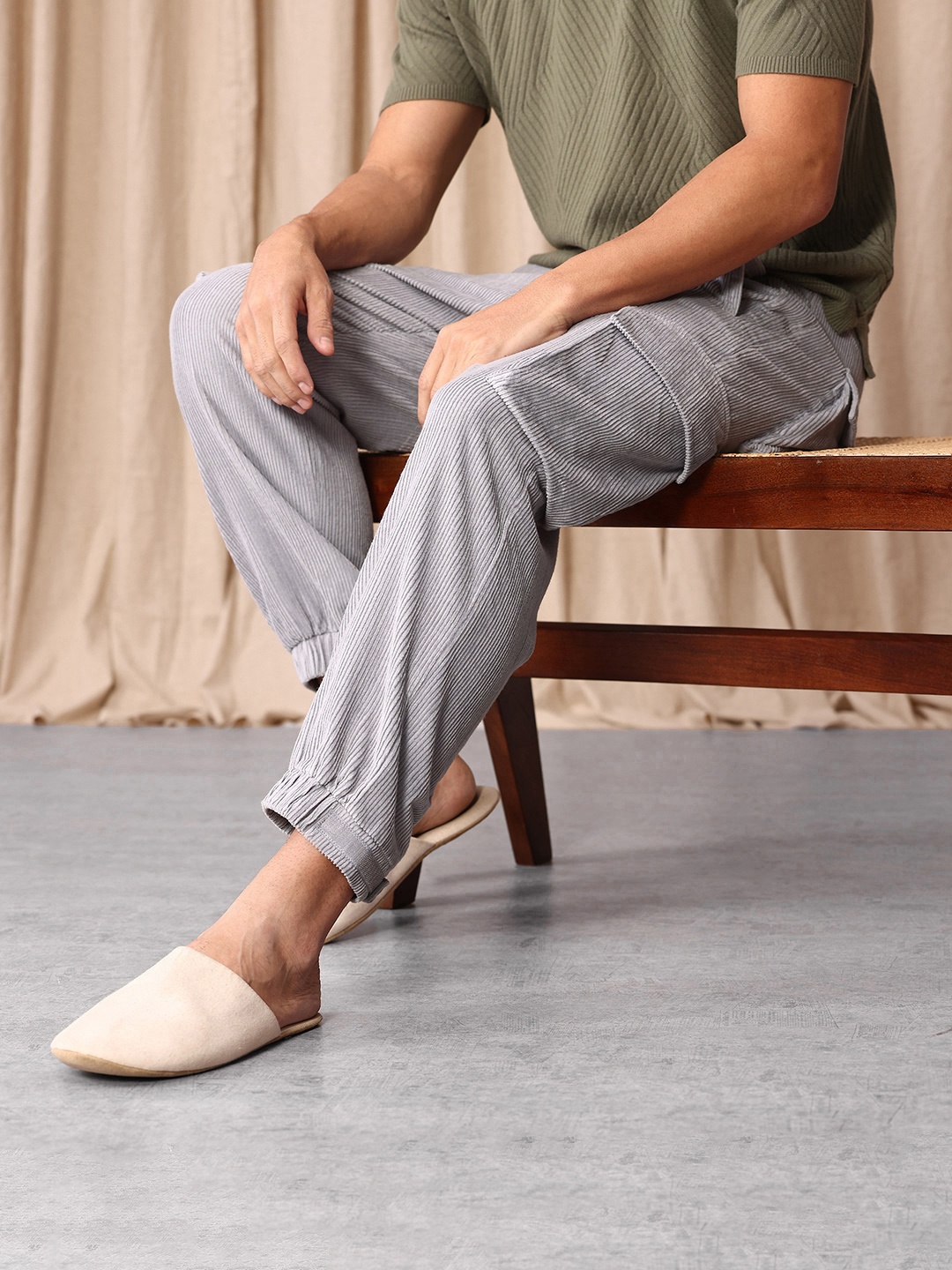 Mr Bowerbird Men Pleated Oversized Fit Pure Cotton Corduroy Cargos Trousers, Grey
Mr Bowerbird Men Pleated Oversized Fit Pure Cotton Corduroy Cargos Trousers, Grey