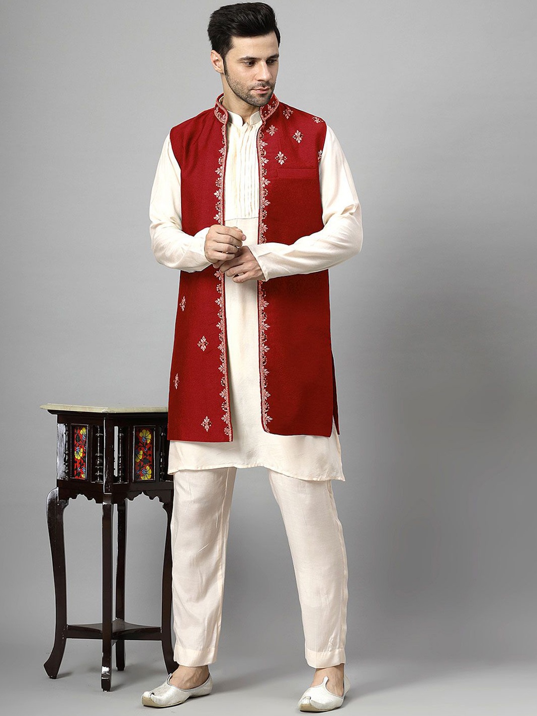 Utsav Fashion Men Ethnic Motifs Yoke Design High Slit Beads and Stones Kurta with Pyjamas, Off white
Utsav Fashion Men Ethnic Motifs Yoke Design High Slit Beads and Stones Kurta with Pyjamas, Off white