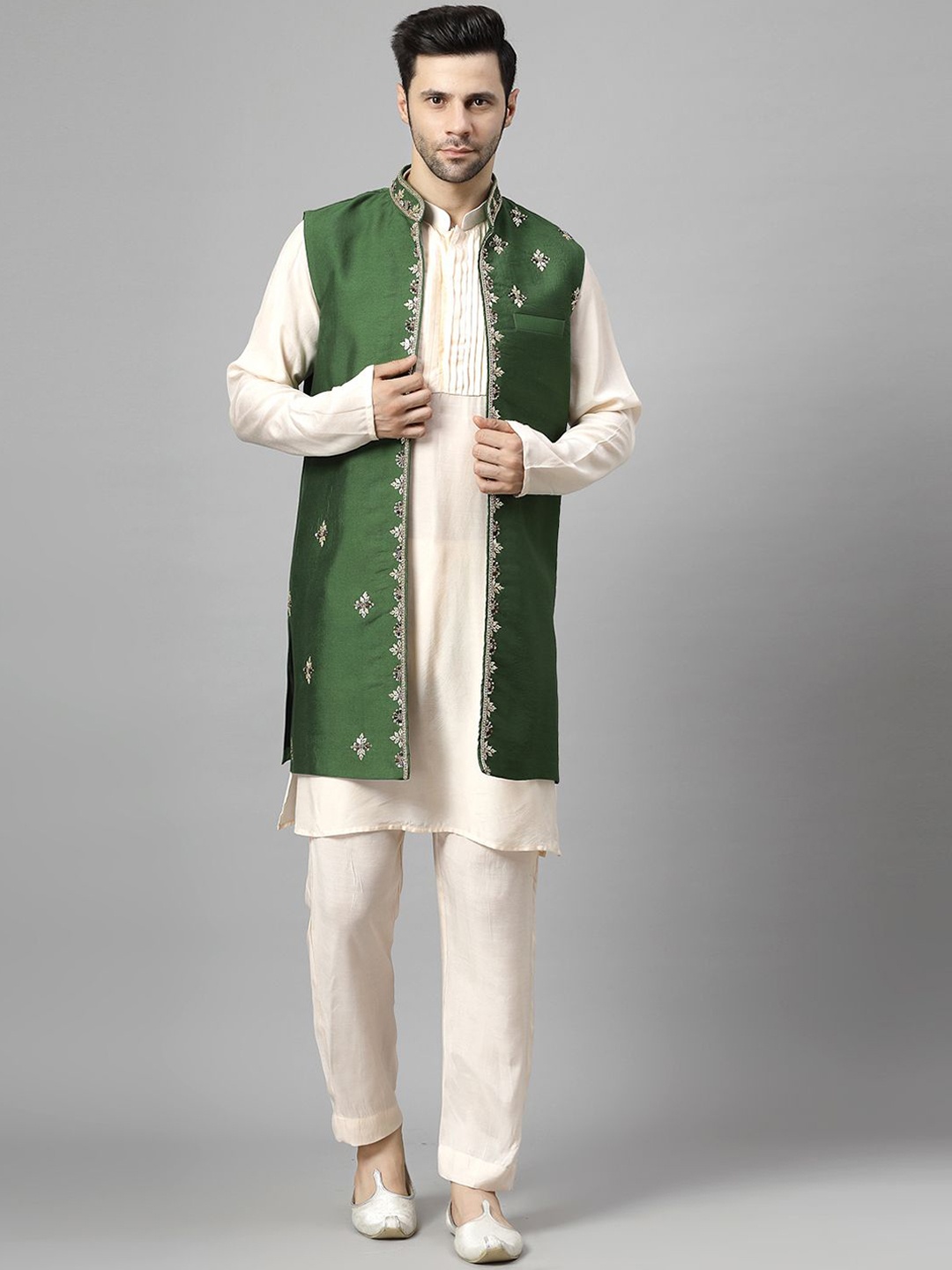 Utsav Fashion Men Ethnic Motifs Yoke Design High Slit Beads and Stones Kurta with Pyjamas, Off white
Utsav Fashion Men Ethnic Motifs Yoke Design High Slit Beads and Stones Kurta with Pyjamas, Off white