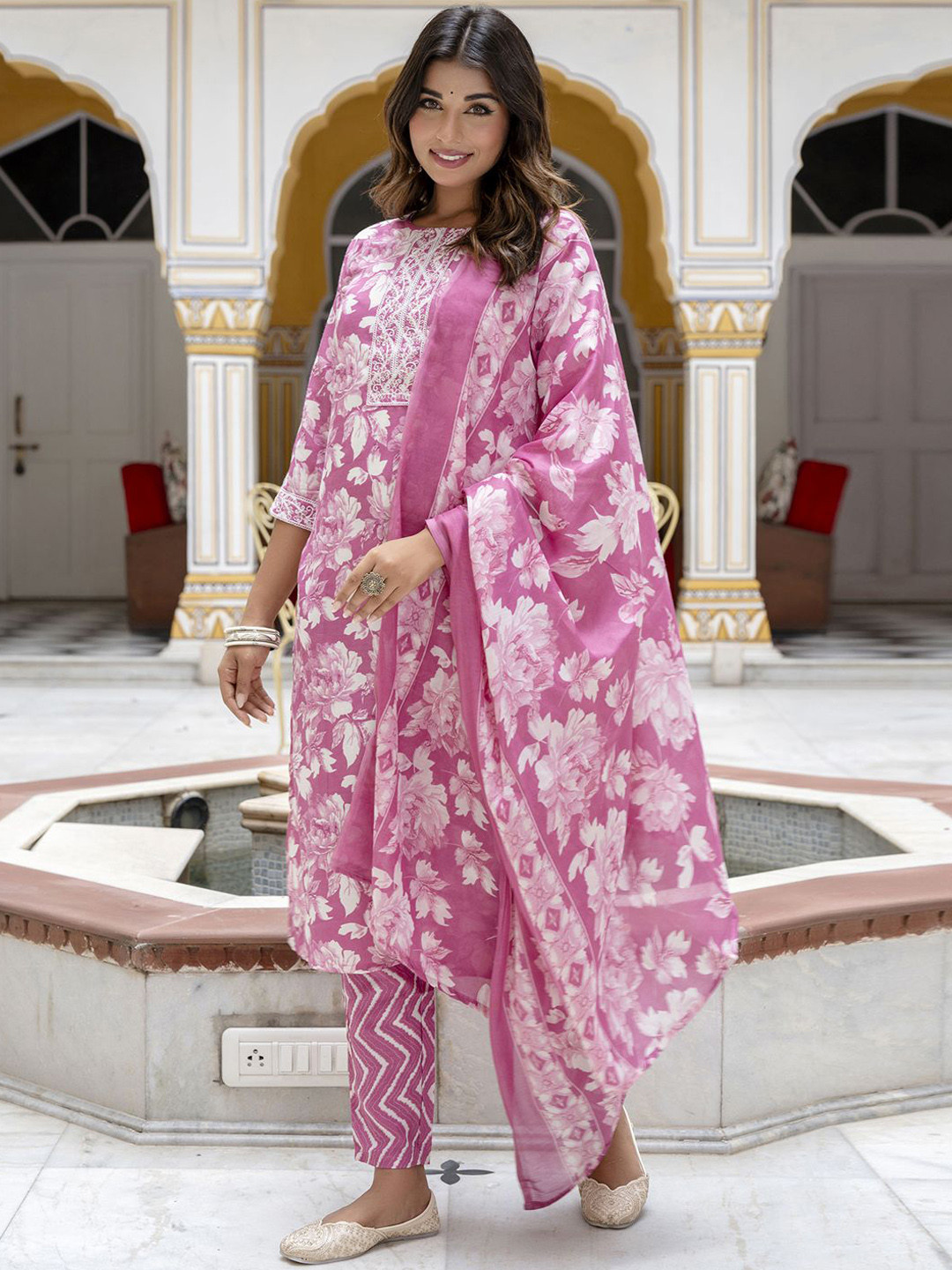VredeVogel Floral Printed Regular Thread Work Straight Kurta With Trouser With Dupatta, Lavender
VredeVogel Floral Printed Regular Thread Work Straight Kurta With Trouser With Dupatta, Lavender