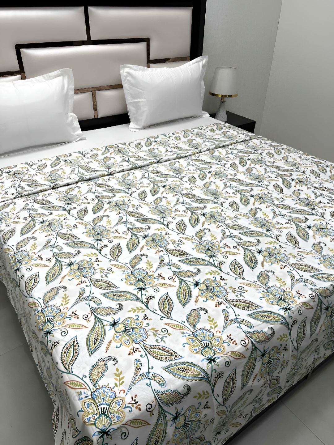 Pure Decor Batik Guru White Printed Cotton 400TC Super King Size Duvet Cover With Zipper
Pure Decor Batik Guru White Printed Cotton 400TC Super King Size Duvet Cover With Zipper