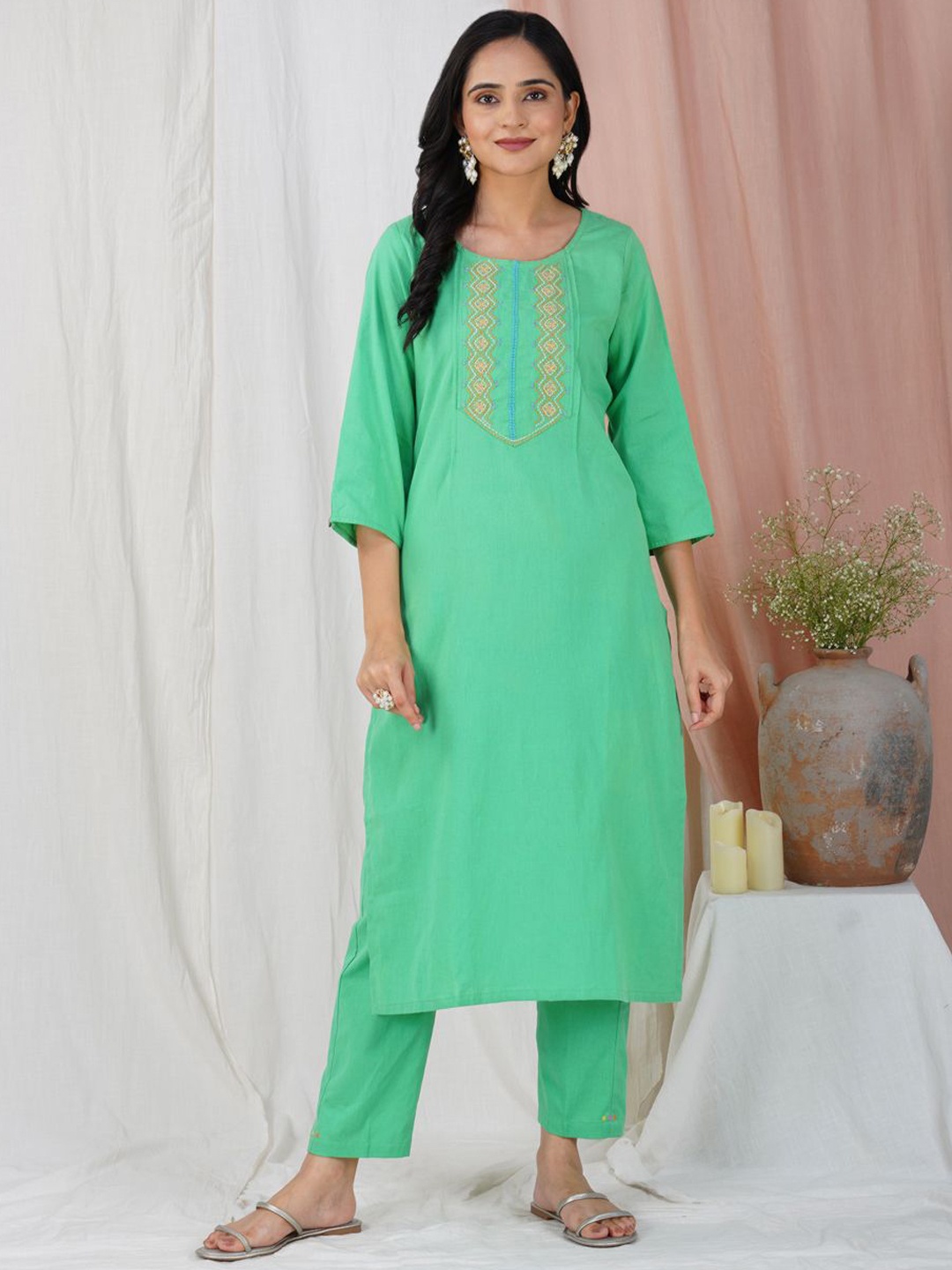 zuri Geometric Yoke Design Kantha Embroidered Pure Cotton Kurta with Trousers, Green
zuri Geometric Yoke Design Kantha Embroidered Pure Cotton Kurta with Trousers, Green